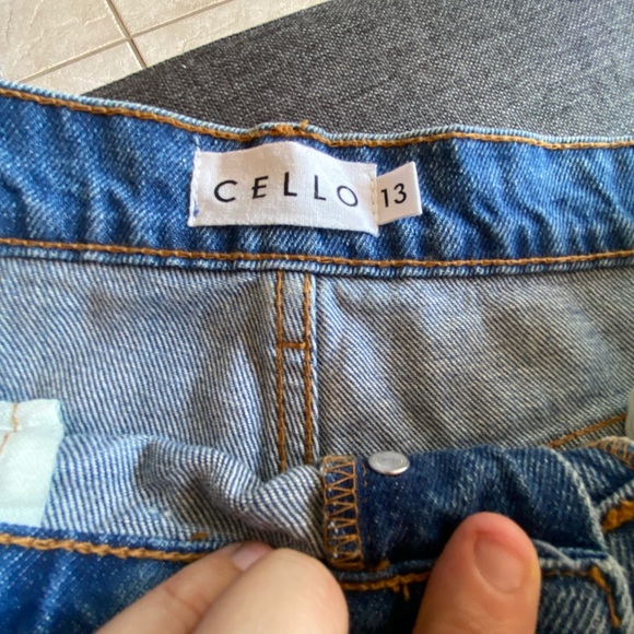NWT Woman’s Cello super high rise jeans never worn. Size 13 fit like 11 - Picture 4 of 6